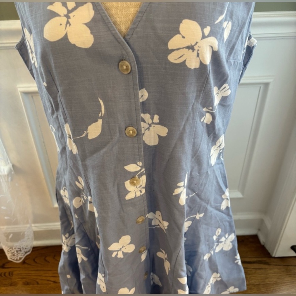 Universal Thread Light Blue and White Patterned Top - Picture 3 of 7